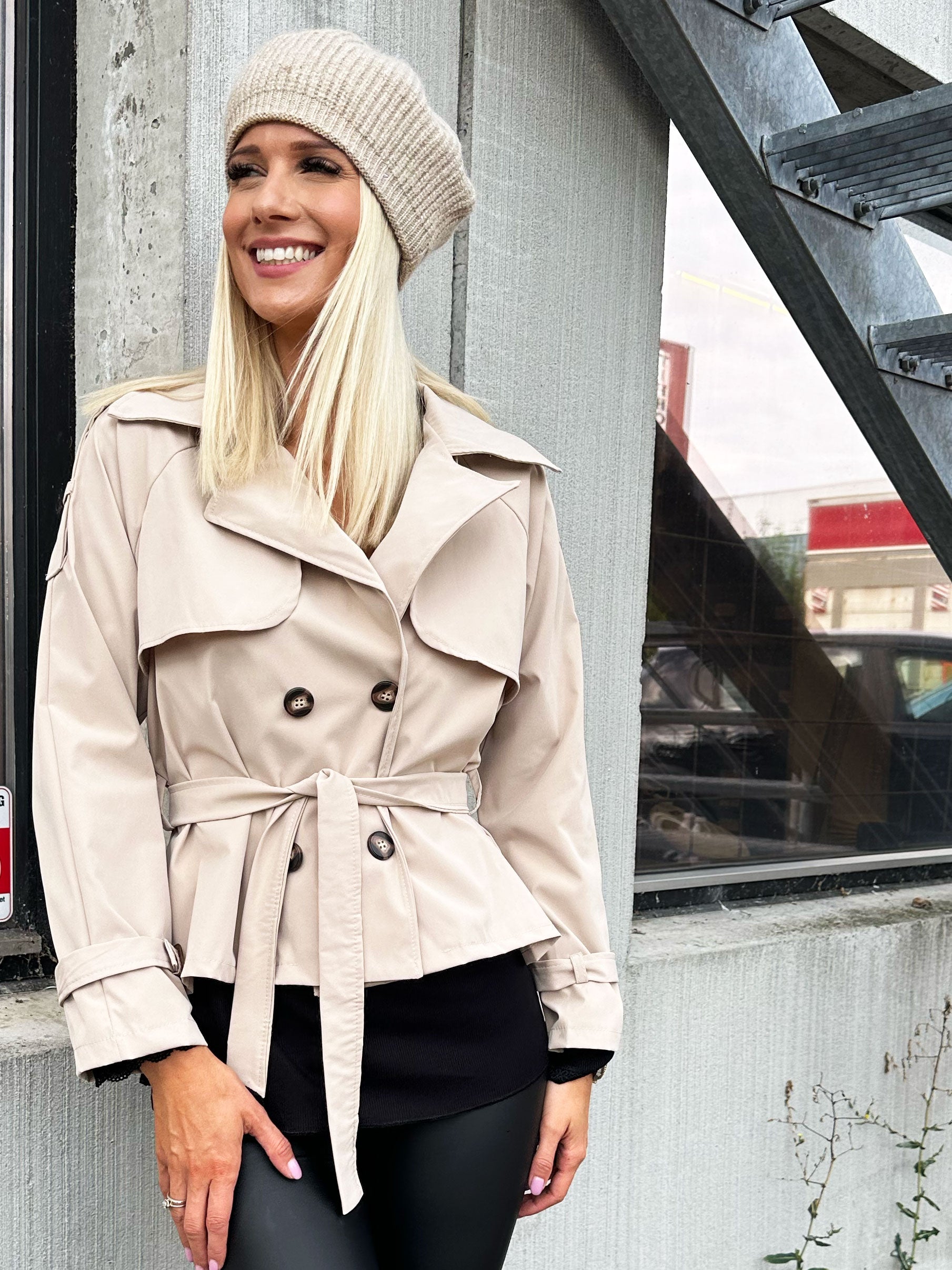 Carmen - Kort trench coat med knapper